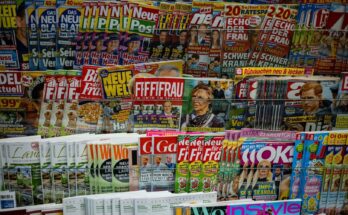 Overvolle kiosk met kleurrijke tijdschriften en magazines in meerdere rijen
