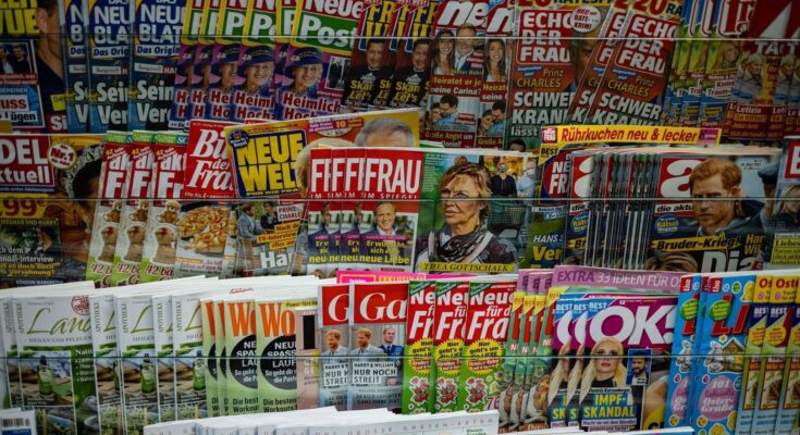 Overvolle kiosk met kleurrijke tijdschriften en magazines in meerdere rijen